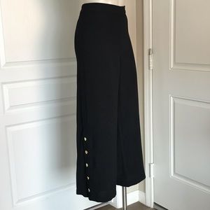 WHO WHAT WEAR CROPPED BLACK PANTS‎ w/ GOLD BUTTONS